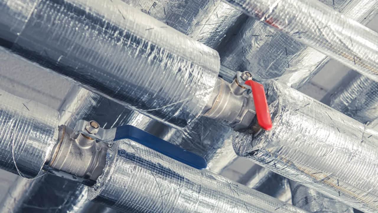 Izolacja rur co w posadzce – jak uniknąć strat ciepła i kosztów