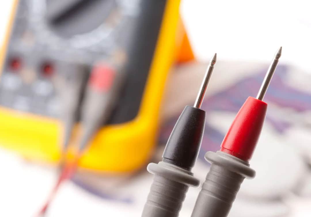 Jak zmierzyć rezystancję izolacji i uniknąć niebezpieczeństw elektrycznych