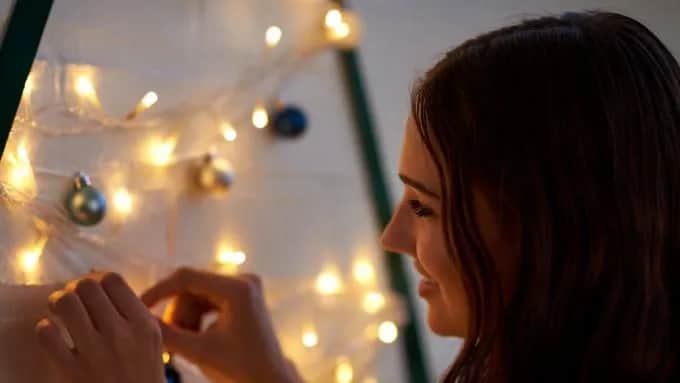 Jak zrobić choinkę na ścianie z lampek – proste kroki i porady