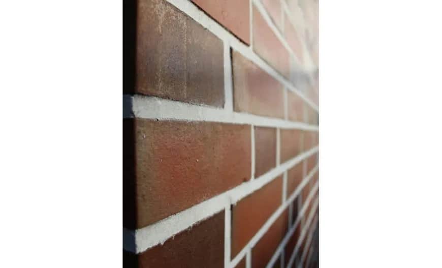 Skuteczne sposoby na to, czym zmyć zaprawę z klinkieru bez ryzyka