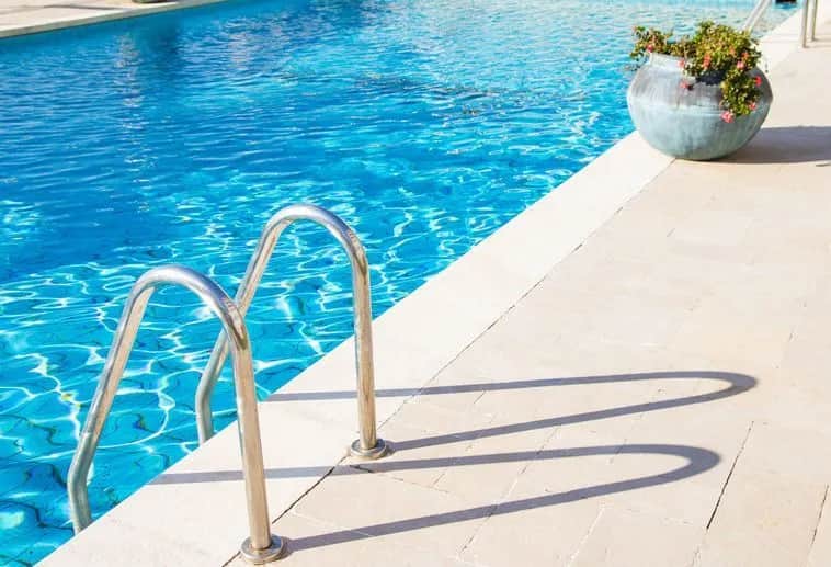 Ile kosztuje budowa małego basenu? Sprawdź, co wpływa na ceny