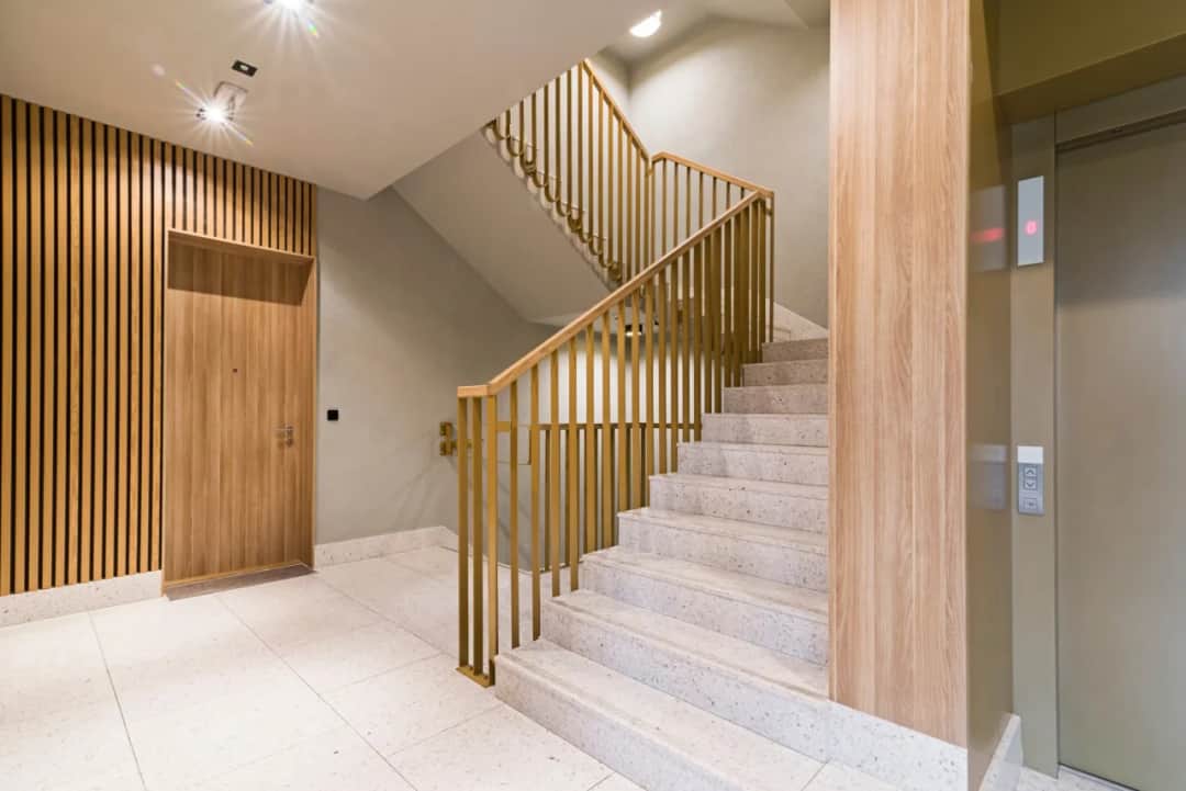 Co położyć na ściany w przedpokoju i klatki schodowej, by uniknąć kosztownych błędów?