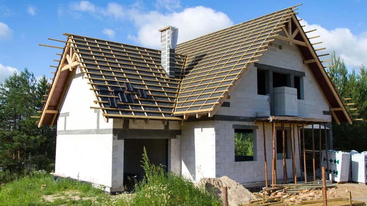 Ile kosztuje wybudowanie domu w stanie surowym? Sprawdź, co wpływa na ceny