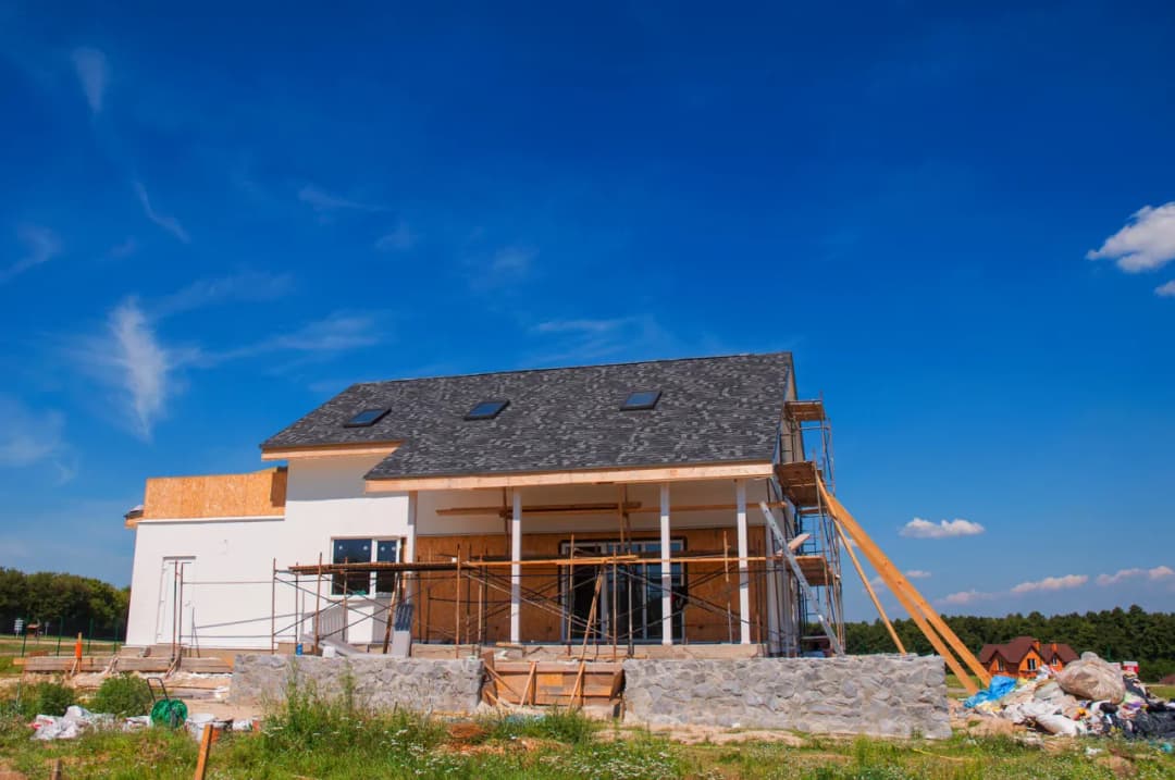 Ile kosztuje budowa domu parterowego 140m2? Poznaj ukryte wydatki