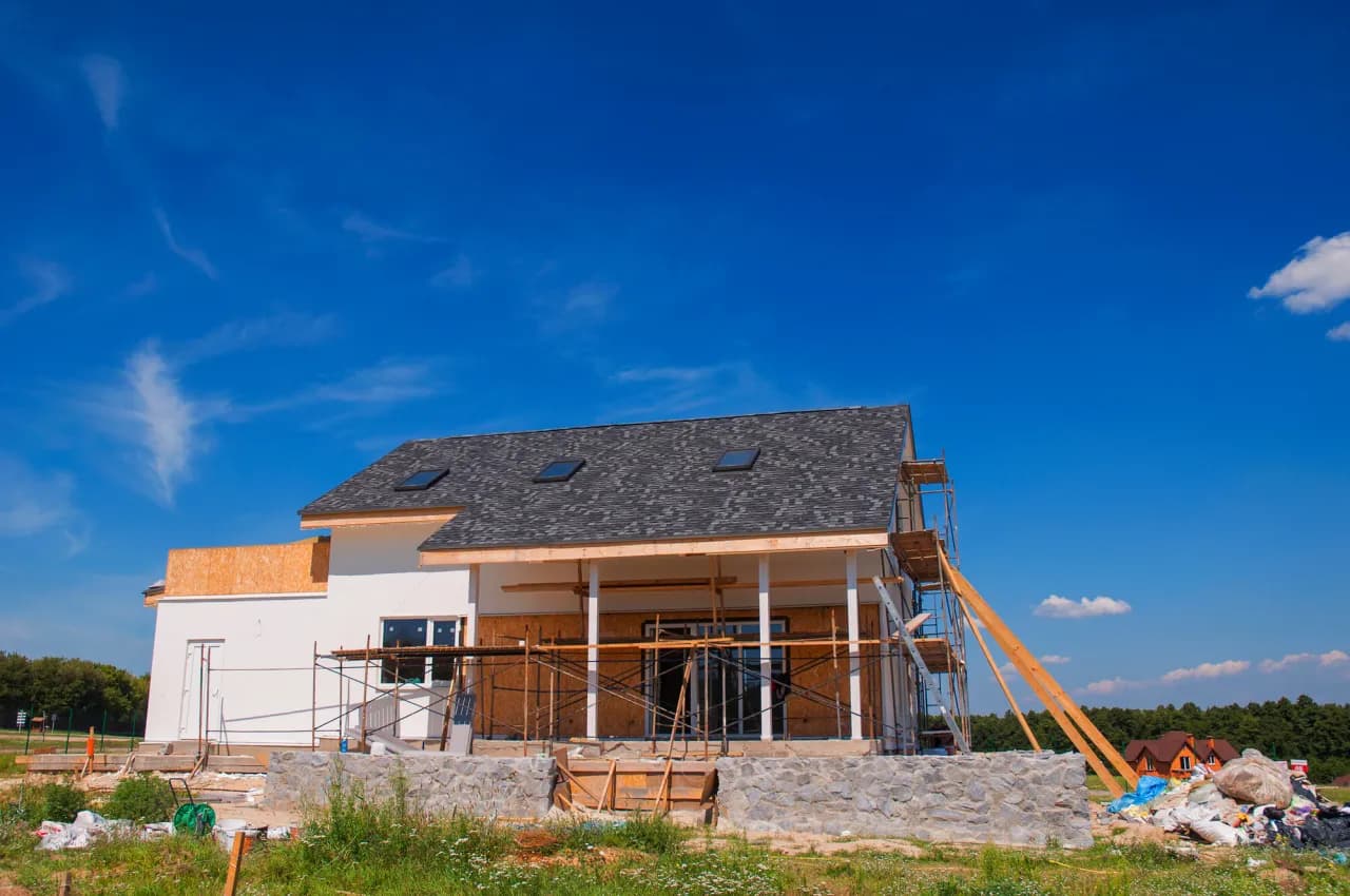Ile kosztuje budowa domu parterowego 140m2? Poznaj ukryte wydatki